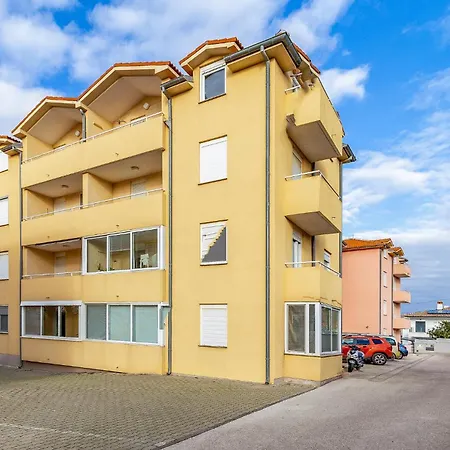 Apartamento Stunning In With Wifi Medulin