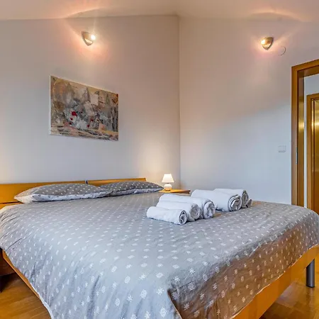 1 Bedroom In * 메덜린